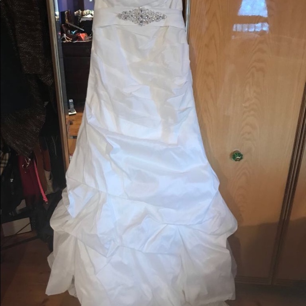 Brand New wedding dress - Picture 4 of 8